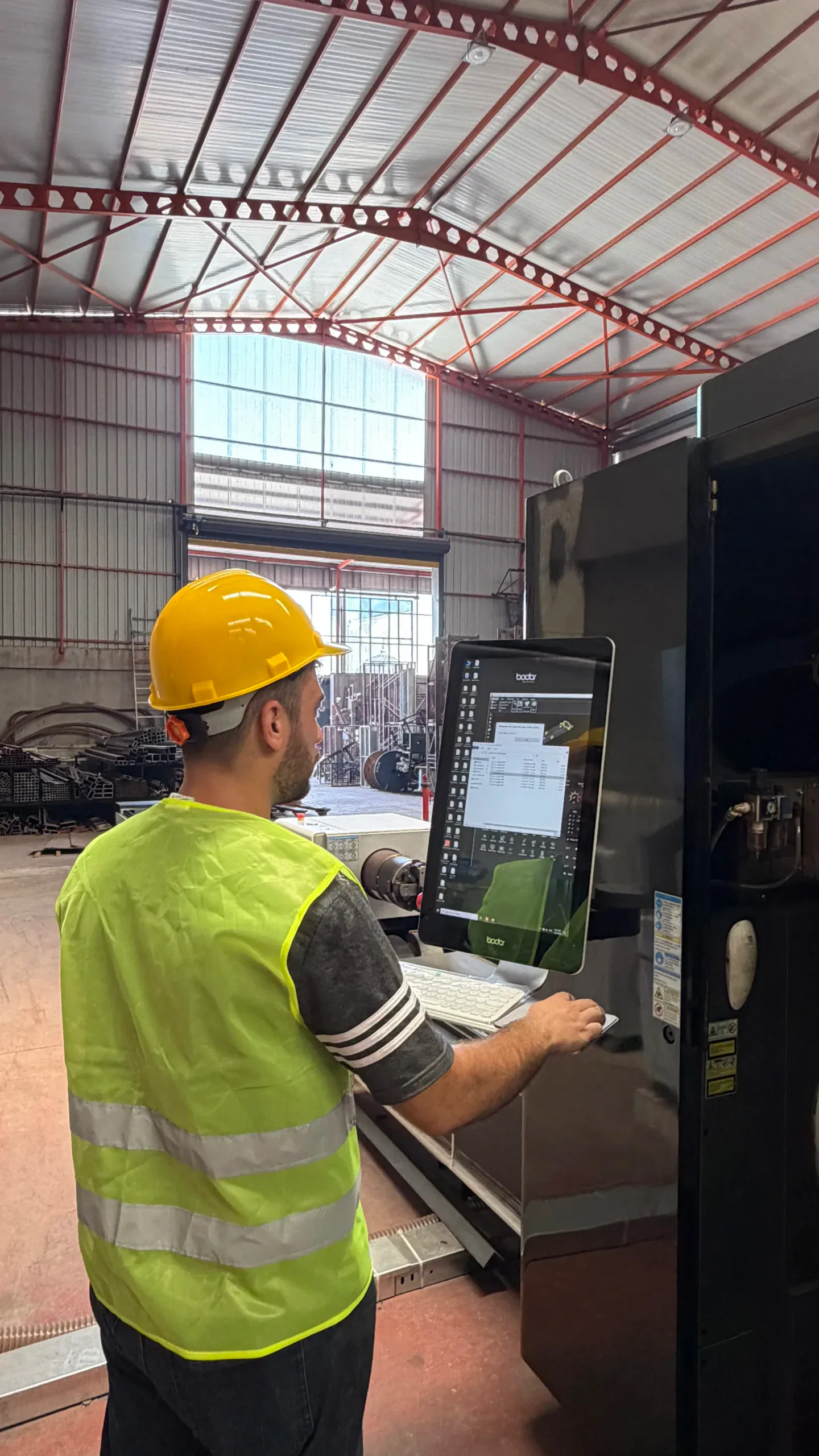 SEKLIFT manufacturing operator working with production machinery in the Adana facility