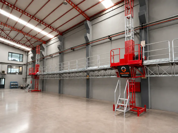 SEKLIFT twin-mast mast climbing work platforms installed along an industrial façade