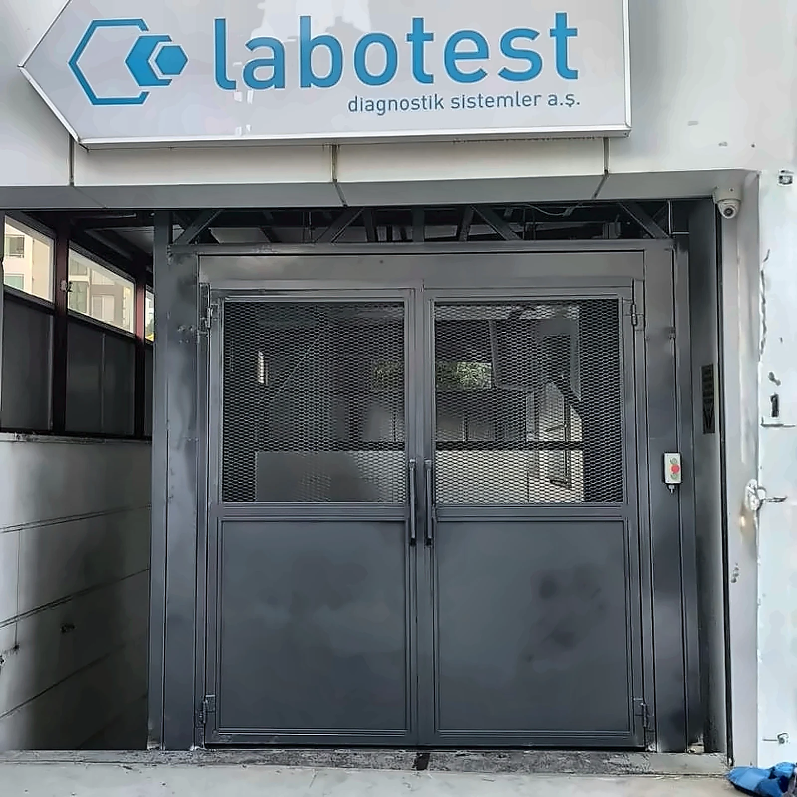 SEKLIFT custom industrial freight elevator with project-specific landing doors