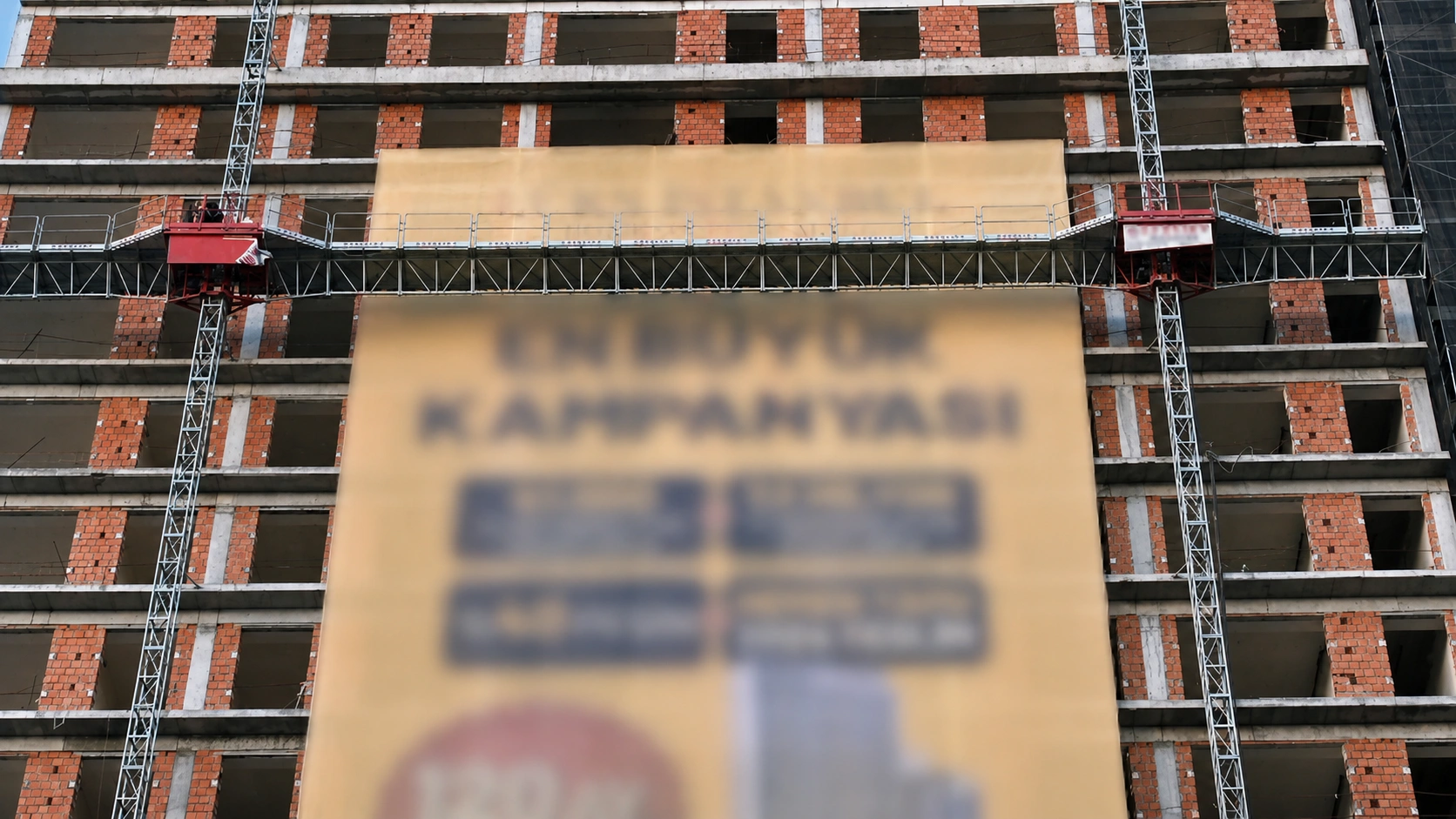 Plateforme de travail sur mât à double mât SEKLIFT SM-SK-102 installée sur la façade d'un bâtiment à étages multiples