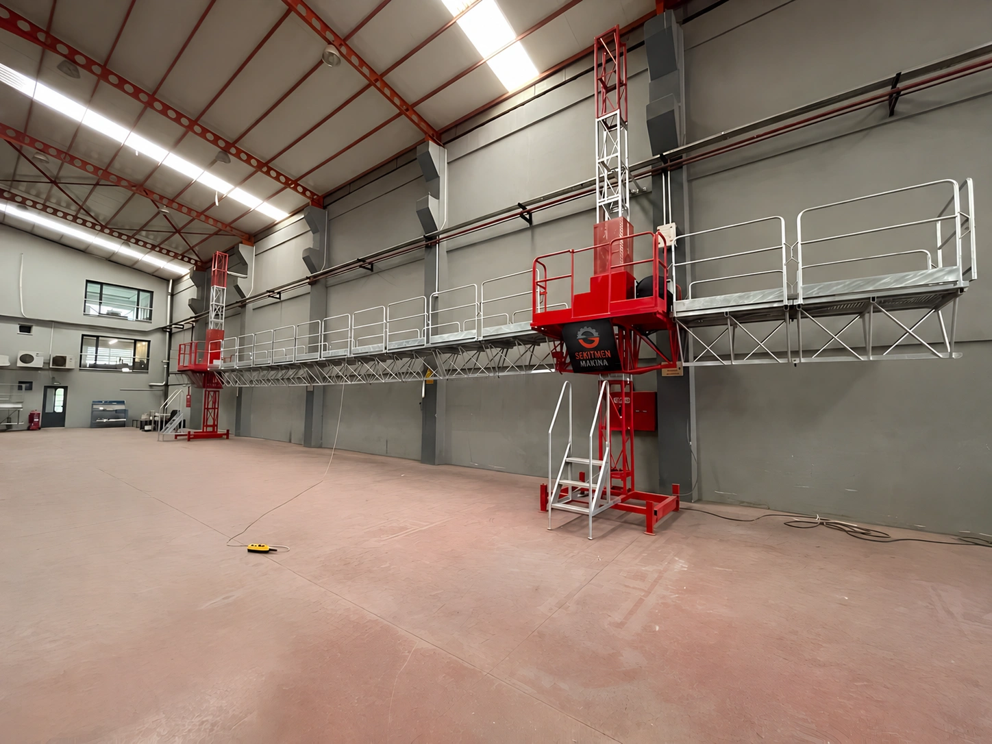 Plateforme de travail sur mâts jumelés SEKLIFT montée à l'intérieur de l'usine SEKLIFT