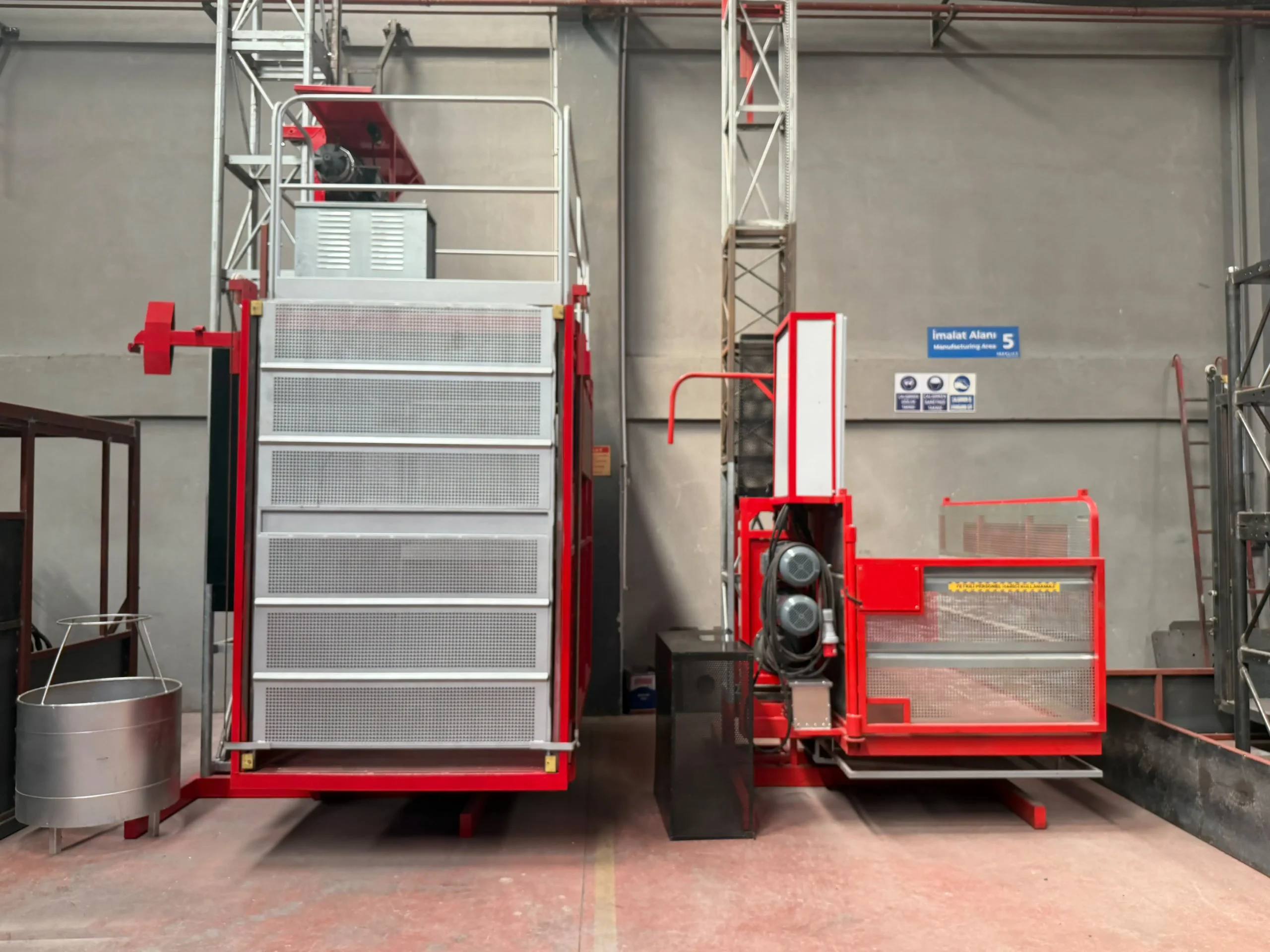 Les monte-matériaux SEKLIFT SM-GTP-103 et SM-GTP-101 exposés dans l'usine de fabrication