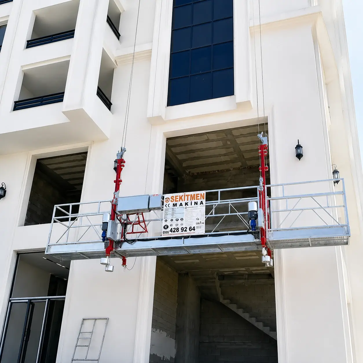 Andamio colgante eléctrico SEKLIFT utilizado en la instalación temporal de fachadas y en trabajos de mantención exterior