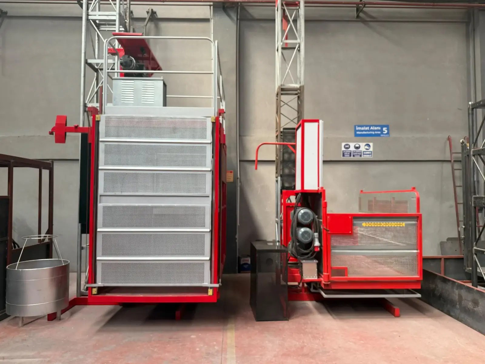 Строительные подъемники SEKLIFT моделей SM-GTP-103 и SM-GTP-101, представленные на производственном предприятии